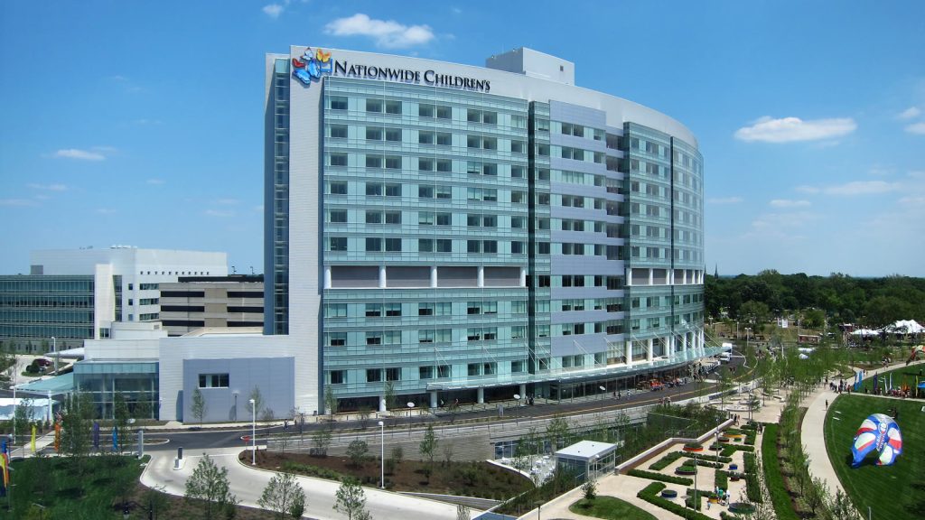 Den böjda glasfasaden på Nationwide Children's Hospital i Columbus, Ohio, med sjukhusets namn och fjärilslogotyp högst upp