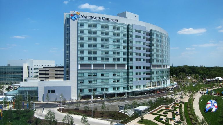 Den böjda glasfasaden på Nationwide Children's Hospital i Columbus, Ohio, med sjukhusets namn och fjärilslogotyp högst upp