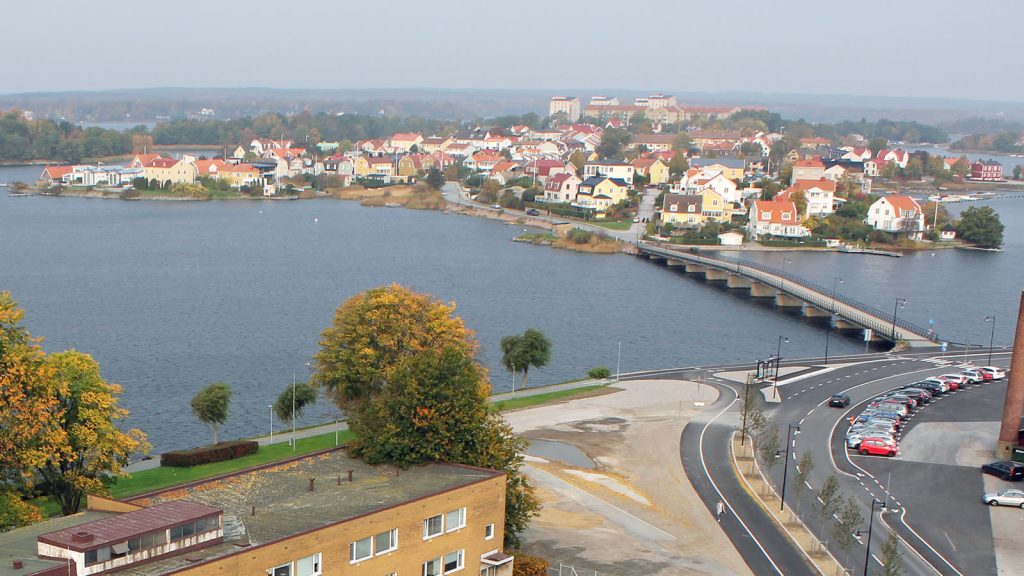 Flygvy över Karlskrona med bostadshus på Pantarholmen och Långö, en bro över vattnet och en gata i förgrunden